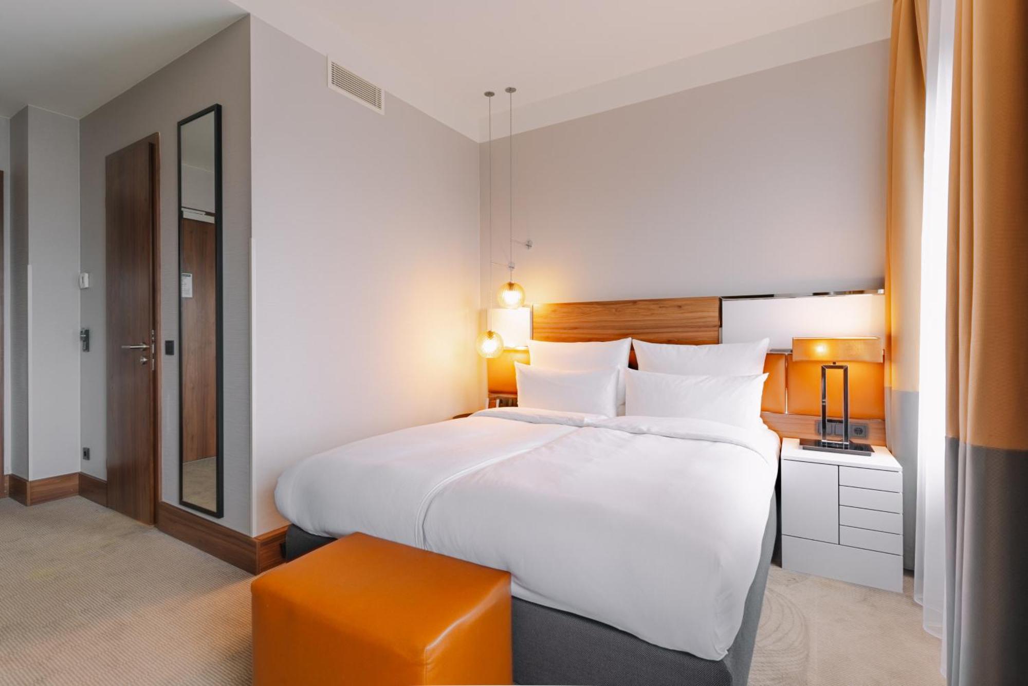 Queen Medium Room