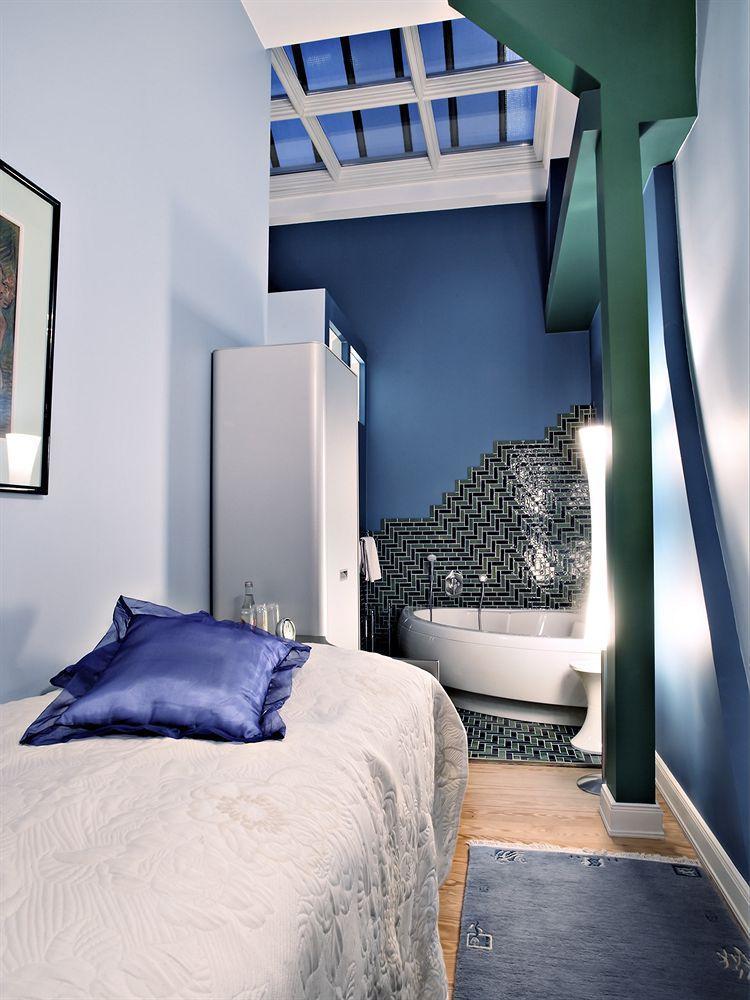 Single Room,615672070:JPEG