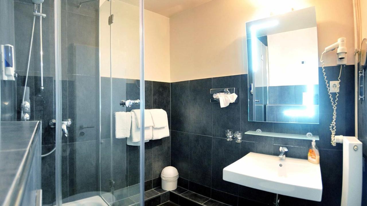 Economy Double Room above Disco