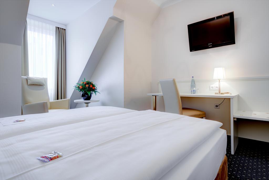 Standard Room with Queen-size Bed