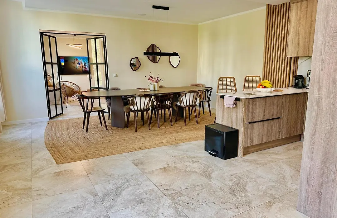 Sanierte 5 Zimmer Luxus Standard Apartment auf 350qm-1