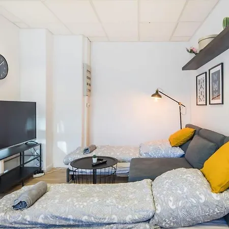 Spacious Two Br Close To Stadtpark And Street Parking-2