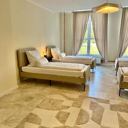 Sanierte 5 Zimmer Luxus Standard Apartment auf 350qm-2