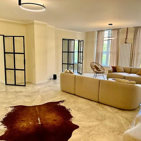Sanierte 5 Zimmer Luxus Standard Apartment Auf 350Qm-2