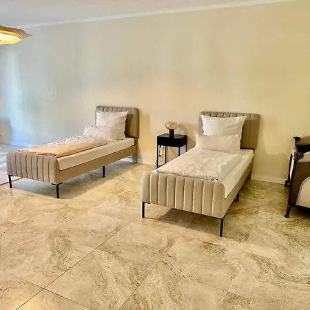 Sanierte 5 Zimmer Luxus Standard Apartment auf 350qm-3