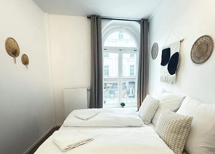 Stylish Near Binnenalster For Up To 8 Guests