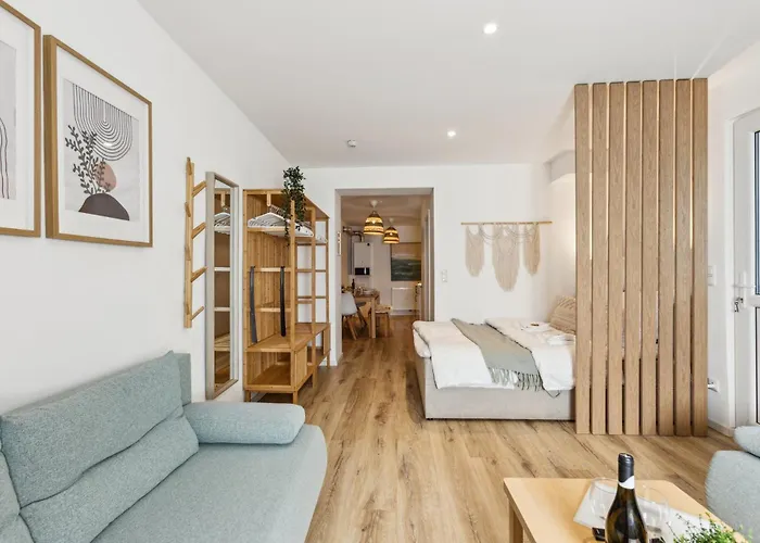 Gemütliches 2 Zimmer Ambient Apartment mit Queensize-Bett , Etagenbett& Schlafsofa in Alsternähe