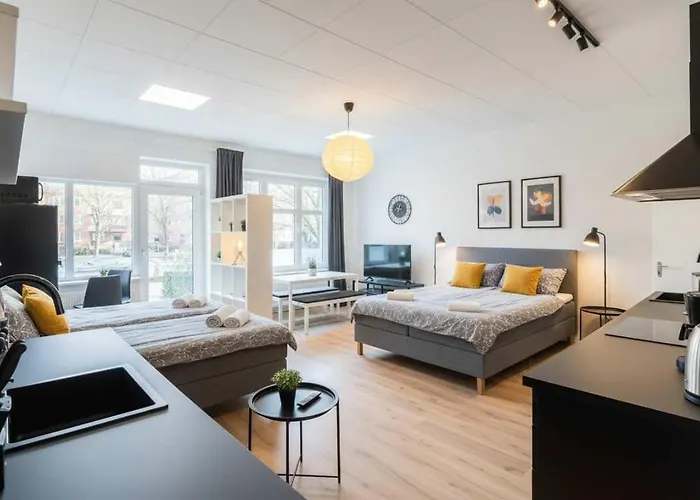 Spacious Two Br Close To Stadtpark And Street Parking